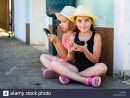 Les Jumeaux Identiques À L'aide De Jeux Pour Smartphone Ou tout Jeux Pour Petite Fille