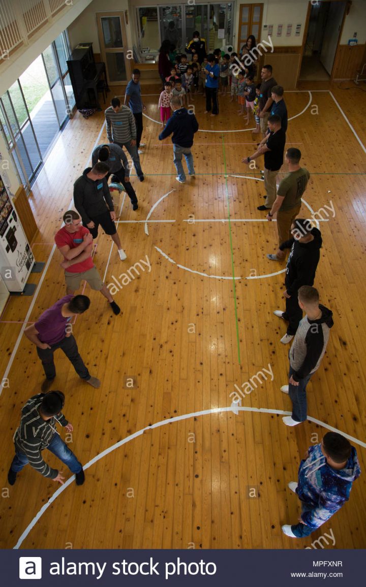 Les Membres De La Ligne Jusqu'à Jouer Un Jeu De Course De intérieur Jeux De Course Pour Enfants