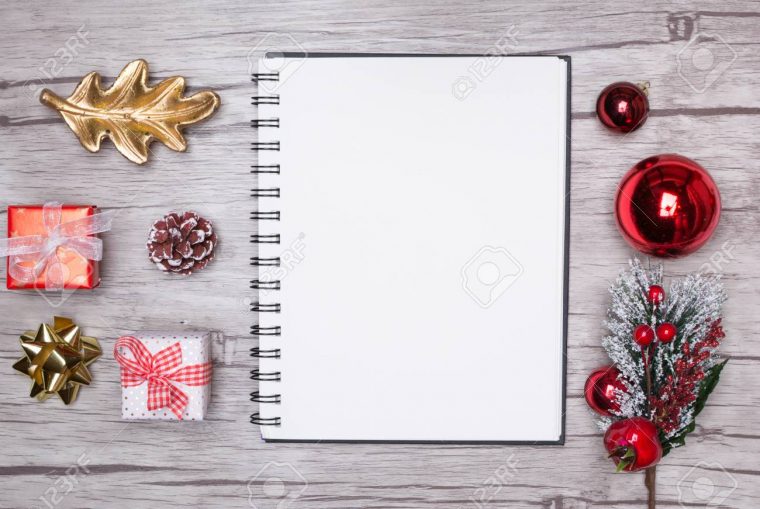 Lettre De Noël Écrit Sur Papier Blanc Sur Fond De Bois Avec Des Décorations. à Papier Lettre De Noel