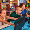 L'ordinateur Des Enfants Nous Classe Pour L'éducation Et Le Jeu Vidéo. Les  Garçons Et Les Filles Dans Le Club Des Enfants Développent Des Jeux dedans Jeux Ordinateur Enfant