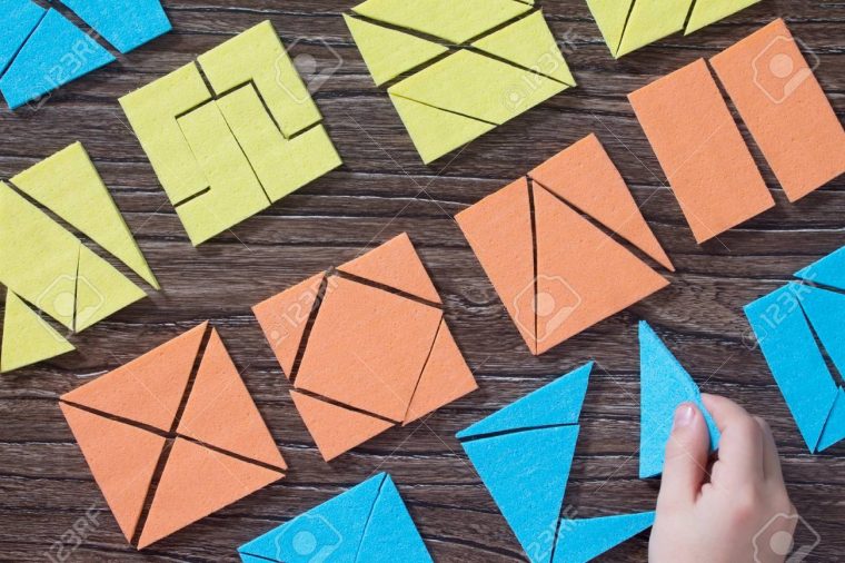 Main L'enfant Garde La Partie Manquante Dans La Table En Bois Carrée De  Puzzle De Tangram Ci-Dessus. Le Concept Du Développement Des Jeunes Enfants. avec Tangram Enfant