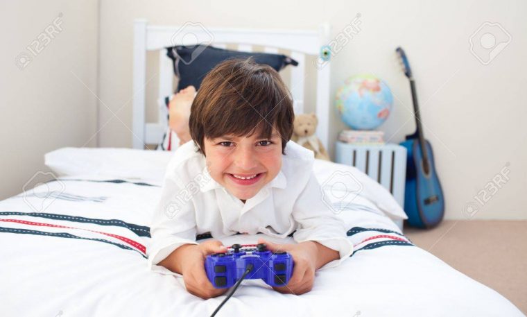 Mignon Petit Garçon Jouer À Des Jeux Vidéo intérieur Jeux Des Petit Garçon