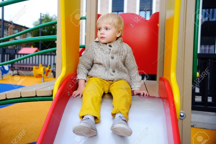 Mignon Tout-Petit Garçon Sur Aire De Jeux. Jeu En Plein Air Active Pour Les  Petits Enfants concernant Jeux Tout Petit