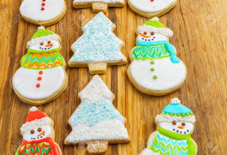 Noël Bonhomme De Neige Et Des Biscuits D'arbre Sur Le Fond De Selebration  Hiver Planche À Découper concernant Bonhomme De Neige À Découper