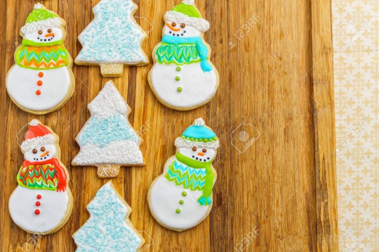 Noël Bonhomme De Neige Et Des Biscuits D'arbre Sur Le Fond De Selebration  Hiver Planche À Découper concernant Bonhomme De Neige À Découper