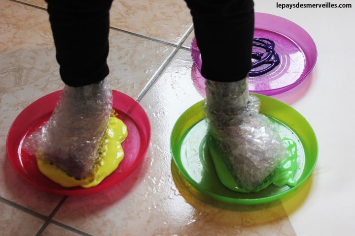 Peindre Avec Ses Pieds Et Du Papier À Bulles serapportantà Activité Manuelle Enfant 4 Ans