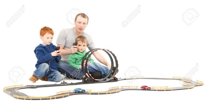 Père Et Enfants Qui Jouent Les Enfants De Course Jouet Jeu Voiture  Électrique Fente Sur Blanc destiné Jeux Course Enfant