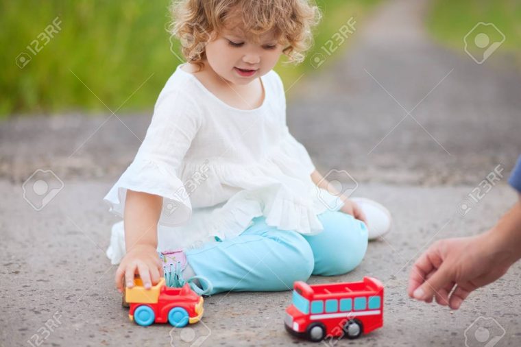 Père Joue Avec Sa Fille En Bas Âge Dans Les Jeux De Garçons. Deux Voitures  De Couleur. concernant Les Jeux Des Garçons De Voiture