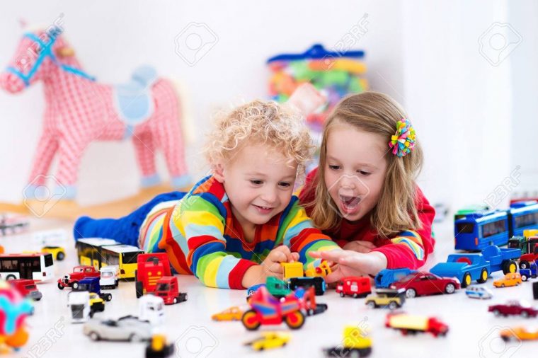 Petit Bébé Garçon Et Fille Jouant Avec La Collection Modèle De Voiture Sur  Le Sol. Transport Et De Sauvetage Des Jouets Pour Les Enfants. Jouet serapportantà Jouet Pour Voiture Bébé