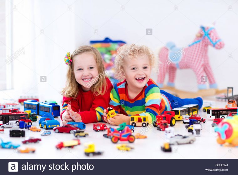 Petit Bébé Garçon Et Fille Jouant Avec Voiture Modèle encequiconcerne Jouet Pour Voiture Bébé