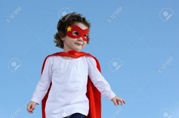 Petit Enfant De Super-Héros (Fille De 2-3 Ans). Concept De Photo De Super  Héros, Puissance De Fille, Jeux Semblant, L'enfance, L'imagination. De serapportantà Jeux Enfant 2 3 Ans