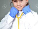 Petit Enfant (Fille De 6 Ans) Qui Veut Être Un Jeu De Médecin Semblant  D'être Médecin En Clinique De Soins Ambulatoires Examine Le Concept avec Jeux De Petite Fille De 6 Ans