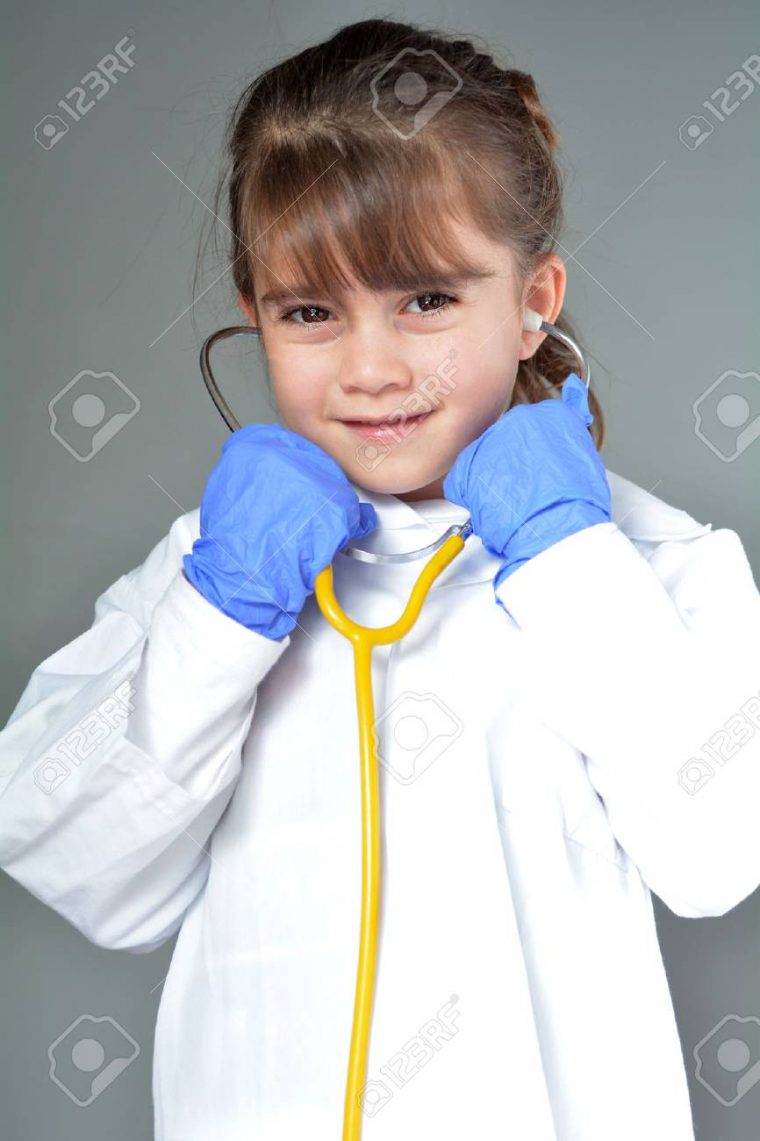 Petit Enfant (Fille De 6 Ans) Qui Veut Être Un Jeu De Médecin Semblant  D'être Médecin En Clinique De Soins Ambulatoires Examine Le Concept avec Jeux De Petite Fille De 6 Ans