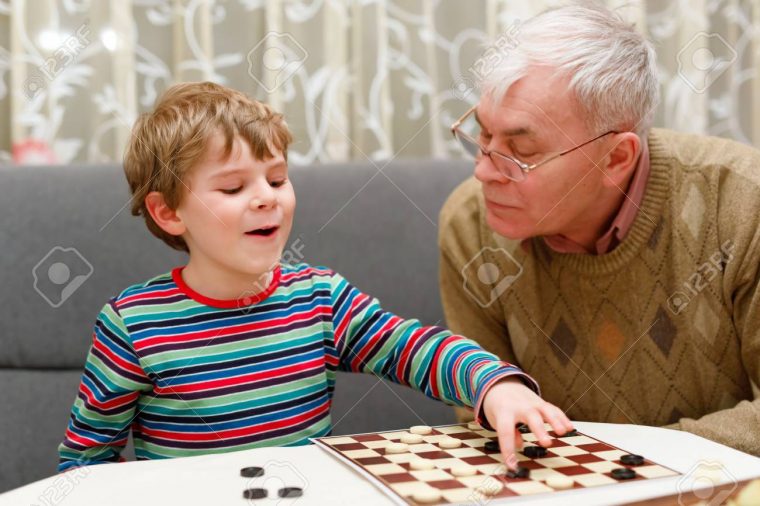 Petit Enfant Garçon Et Grand-Père Supérieur Jouer Ensemble Jeu De Dames dedans Jeux De Grand Garçon