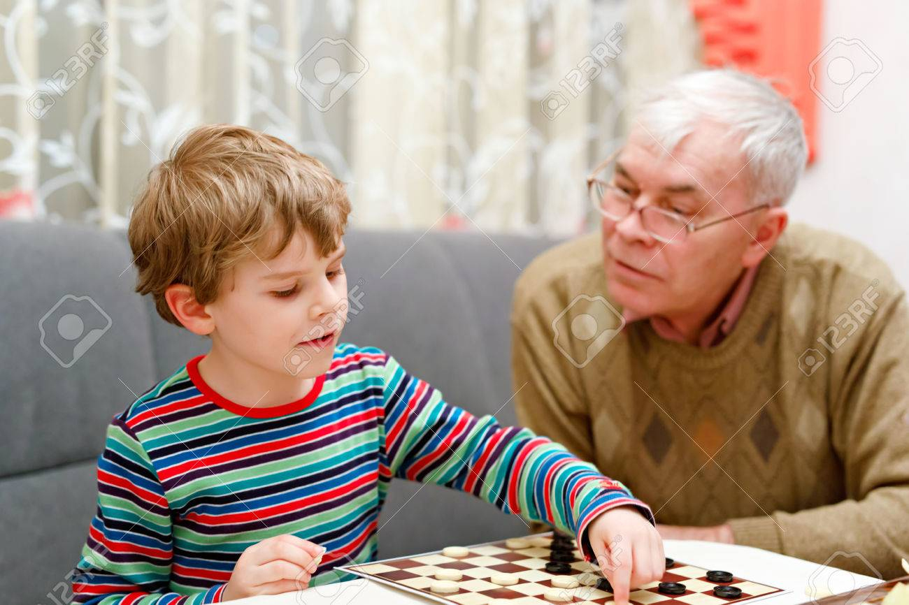 Petit Enfant Garçon Et Grand-Père Supérieur Jouer Ensemble Jeu De Dames encequiconcerne Jeux De Grand Garçon