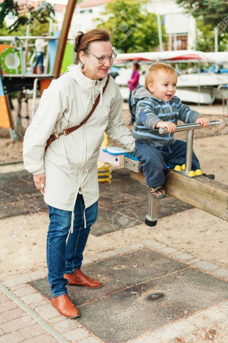 Petit Garçon Amusant Sur Terrain De Jeu. Grand-Mère De Passer Du Temps Avec  Le Petit-Fils serapportantà Jeux De Grand Garçon