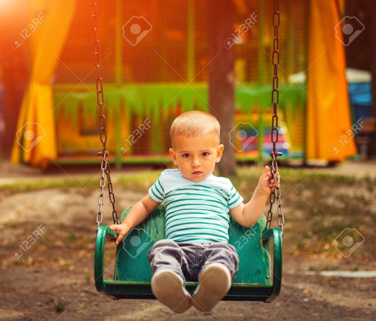 Petit Garçon Blond S'amuser À L'aire De Jeux. Enfant Enfant Jouant Sur Une  Balançoire En Plein Air. Bonne Enfance Active. dedans Jeux Des Petit Garçon