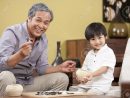 Petit Garçon Jouant Au Jeu Chinois De Go Avec Grand-Père avec Jeux De Grand Garçon