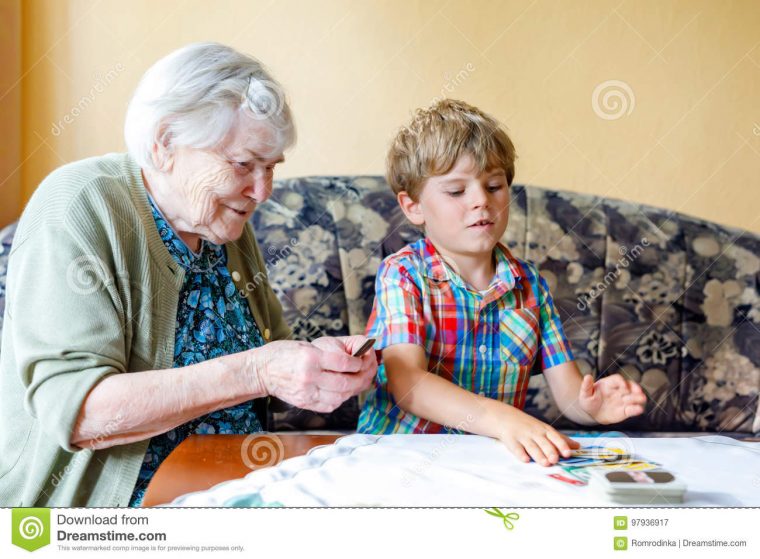 Petit Garçon Préscolaire Actif D'enfant Et Grand-Mère Grande intérieur Jeux De Grand Garçon