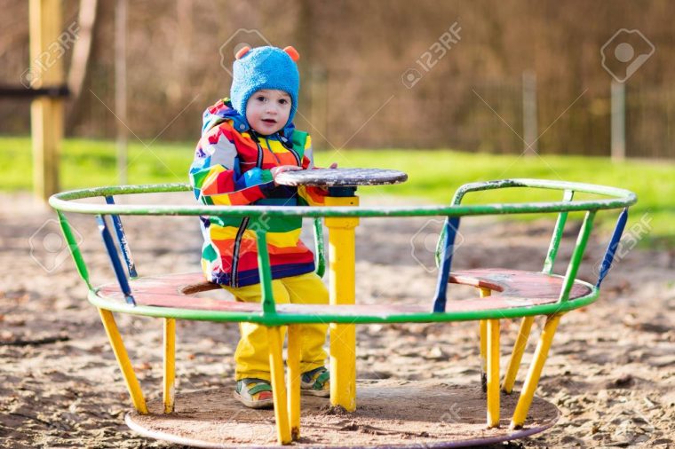 Petit Garçon Sur Un Terrain De Jeu. Enfant Jouant À L'extérieur À  L'automne. Les Enfants Jouent Sur La Cour De L'école. Enfant Heureux À La  Maternelle serapportantà Jeux Des Petit Garçon