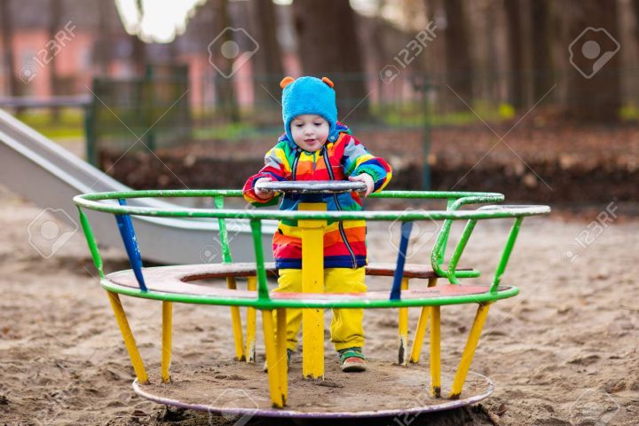 Petit Garçon Sur Un Terrain De Jeu. Enfant Jouant À L'extérieur À  L'automne. Les Enfants Jouent Sur La Cour De L'école. Enfant Heureux À La  Maternelle serapportantà Petit Jeu Maternelle