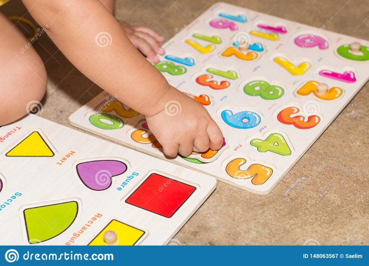 Petite Fille Avec Les Jeux Éducatifs De Nombres De Jouet À concernant Jeux Educatif Enfant Gratuit