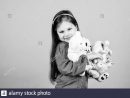 Petite Fille Avec Soft Toy Ours. Psychologie De L'enfant concernant Jeux Pour Petite Fille