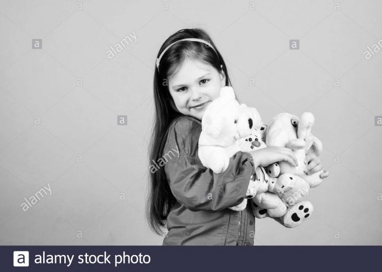 Petite Fille Avec Soft Toy Ours. Psychologie De L'enfant concernant Jeux Pour Petite Fille