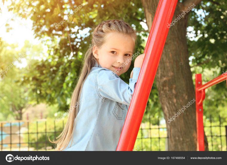 Petite Fille Jouant Sur L'aire De Jeux Pour Enfants pour Jeux Pour Petite Fille