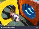Petite Fille Jouer Dans L'aire De Jeux Pour Enfants Moderne destiné Jeux Pour Petite Fille