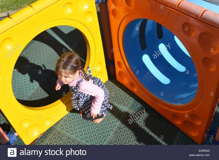 Petite Fille Jouer Dans L'aire De Jeux Pour Enfants Moderne destiné Jeux Pour Petite Fille