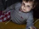 Petite Fille Regardant Tablette Dans Lit Illuminé Visage tout Tablette Enfant Fille