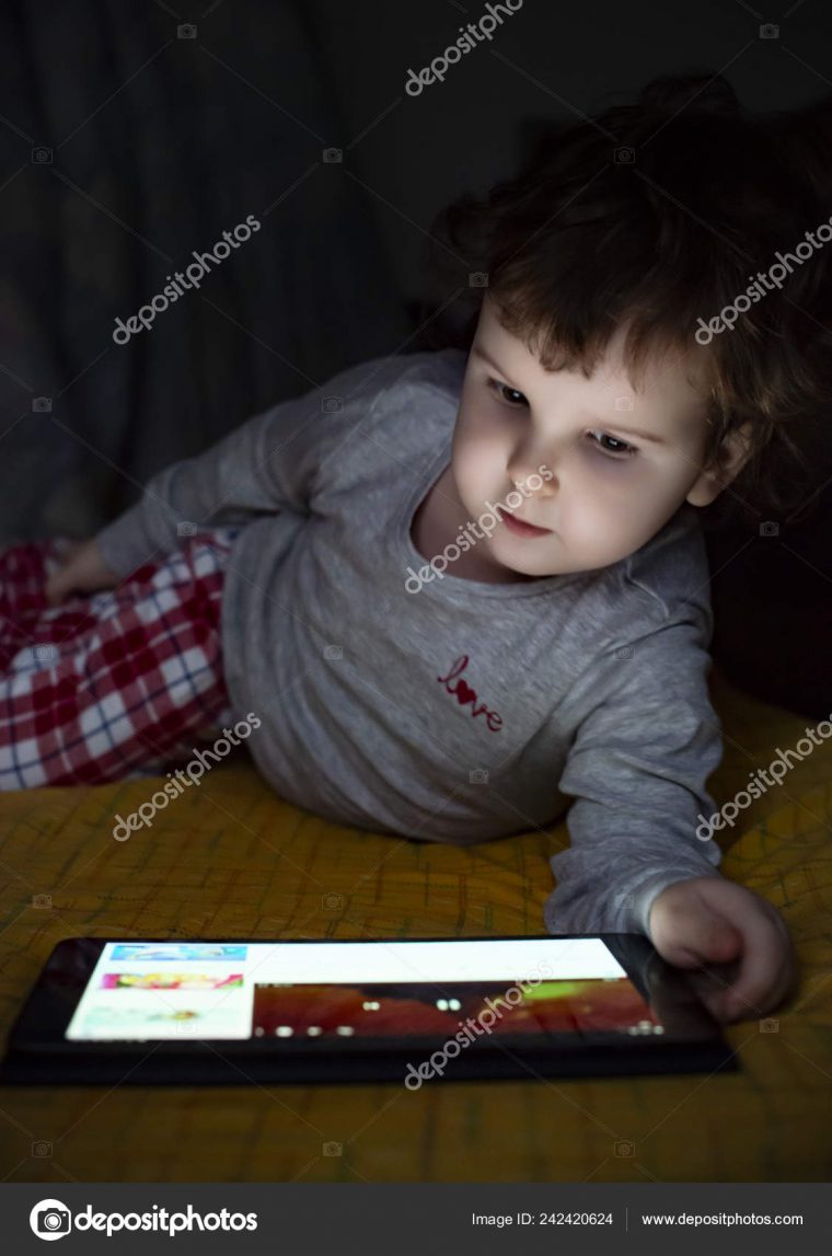 Petite Fille Regardant Tablette Dans Lit Illuminé Visage tout Tablette Enfant Fille