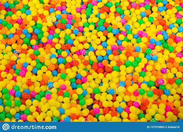 Piscine De Boule Dans La Salle De Jeux Des Enfants Boules En pour Jeux De Billes Gratuits