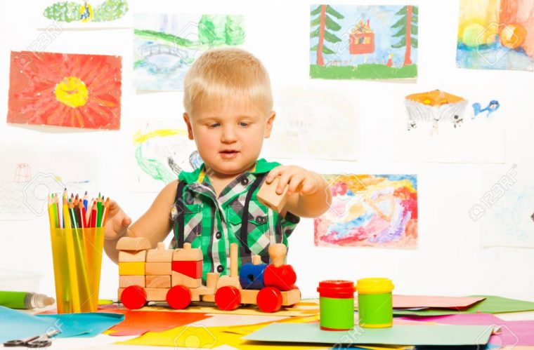 Portrait De 2 Ans Garçon Blond Dans La Classe D'art Préscolaire Avec Des  Crayons Et Des Blocs Jouets encequiconcerne Jouet 2 Ans Garçon