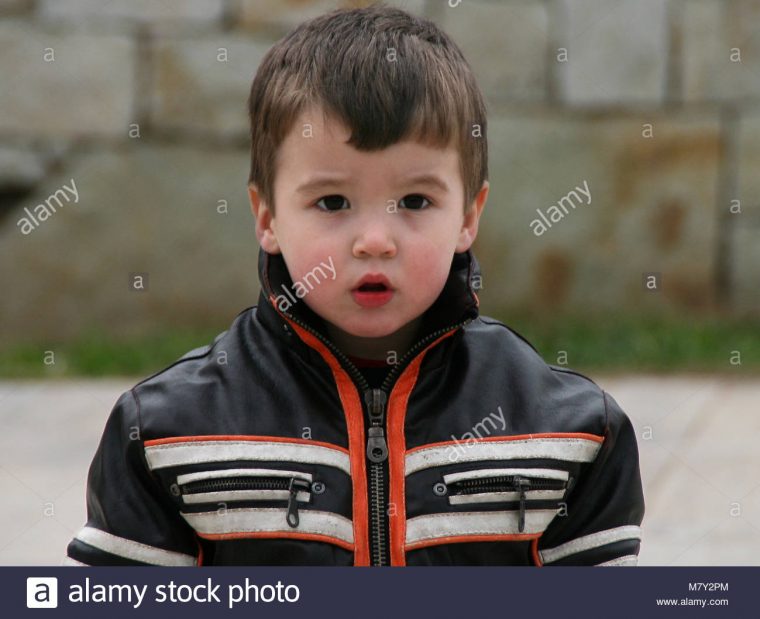 Portrait De Petit Garçon Habillé Avec Veste De Moto À L'aire pour Jeux Des Petit Garçon