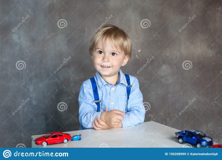 Portrait D'un Petit Garçon Mignon Jouant Avec Des Voitures dedans Les Jeux Des Garçons De Voiture