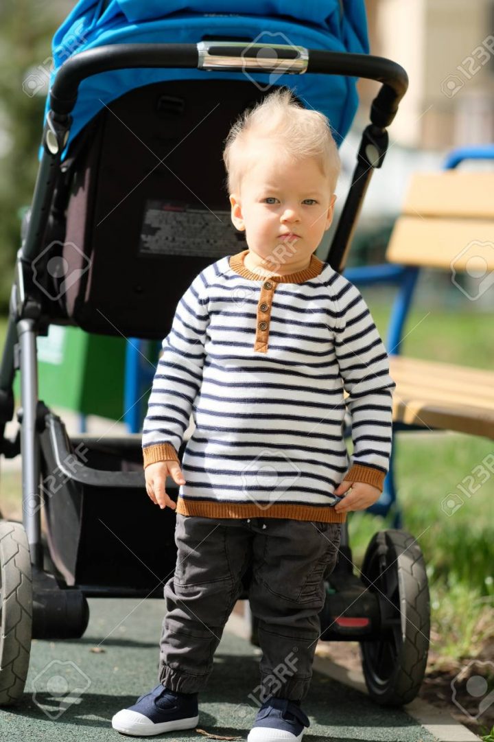 Portrait D'un Tout-Petit Enfant À L'extérieur. Bébé D'un An À L'aire De Jeux concernant Jeux Tout Petit