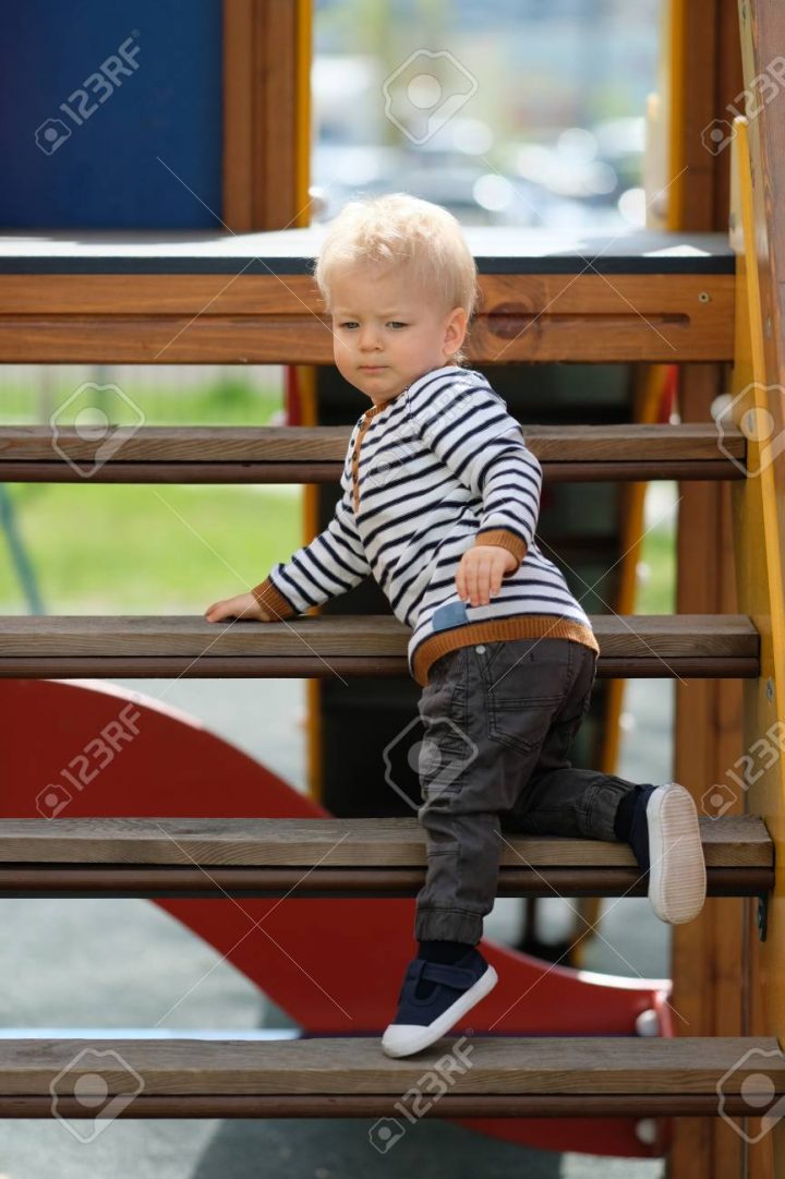 Portrait D'un Tout-Petit Enfant À L'extérieur. Bébé D'un An À L'aire De Jeux serapportantà Jeux Tout Petit