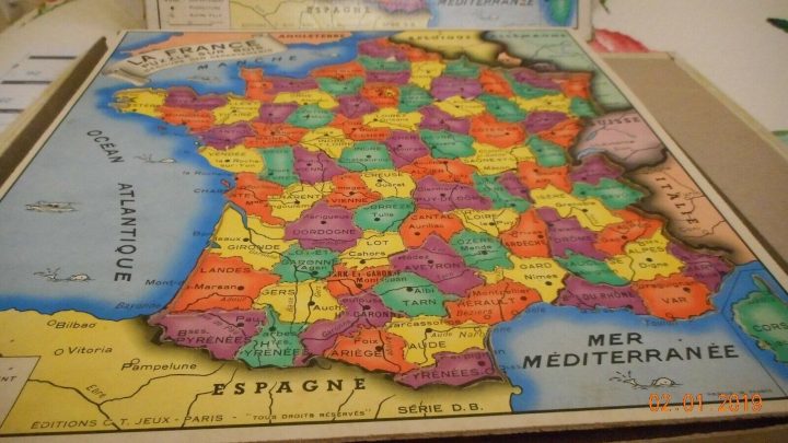 Puzzle En Bois Représentant La France, Ses Départements Et à Anciennes Régions