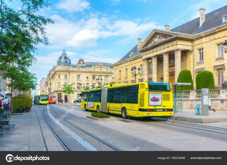 Reims France – June 17, 2017 : Tram On The Streets And serapportantà Region De France 2017