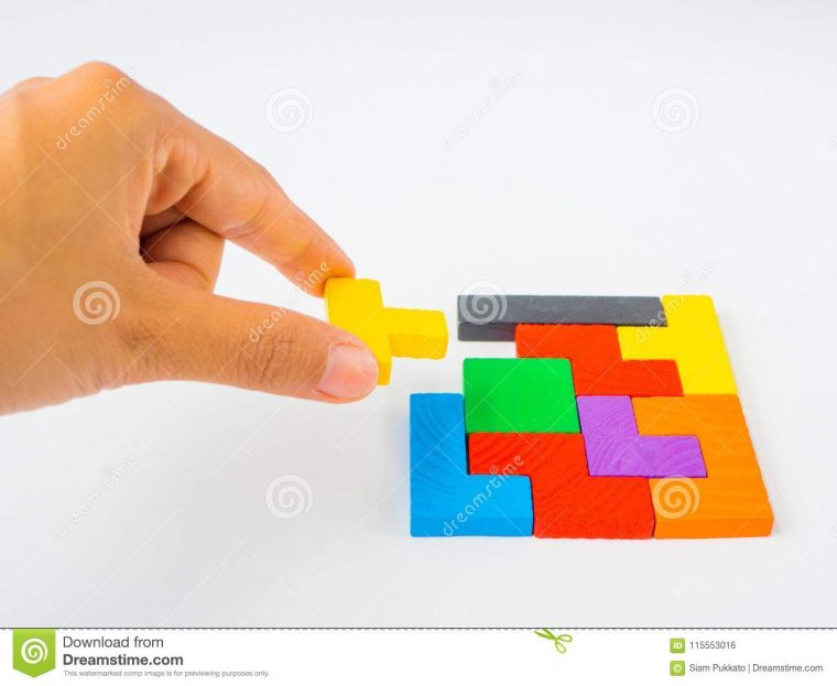 Remettez Tenir Le Dernier Morceau Pour Accomplir Un Puzzle dedans Tangram Enfant