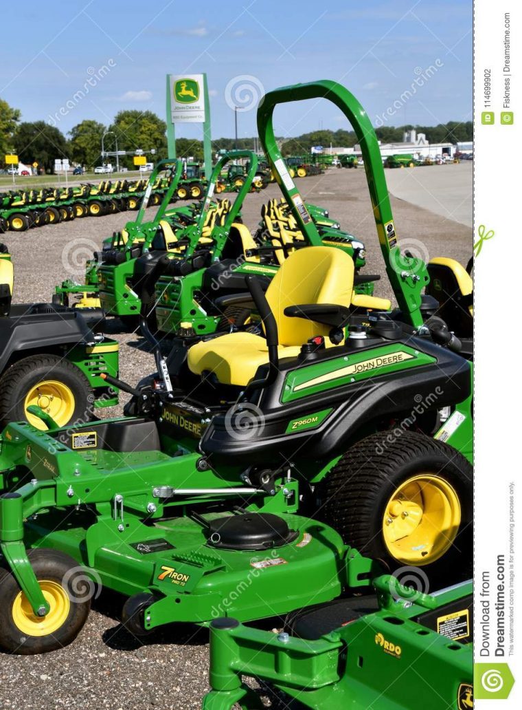 Row Of John Deer Riding Lawn Mowers Editorial Photography serapportantà Image Tracteur John Deere