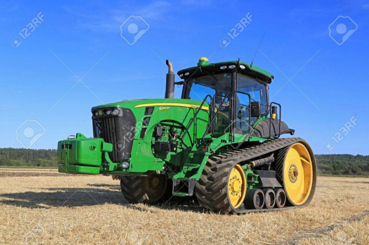 Salo, Finland – August 21, 2015: Unnamed Farmer Operates John.. encequiconcerne Image Tracteur John Deere