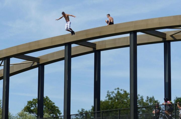 Seine-Et-Marne : Ils Plongent Dans La Marne Du Haut Des 13 à Jeux De Saut Dans L Eau