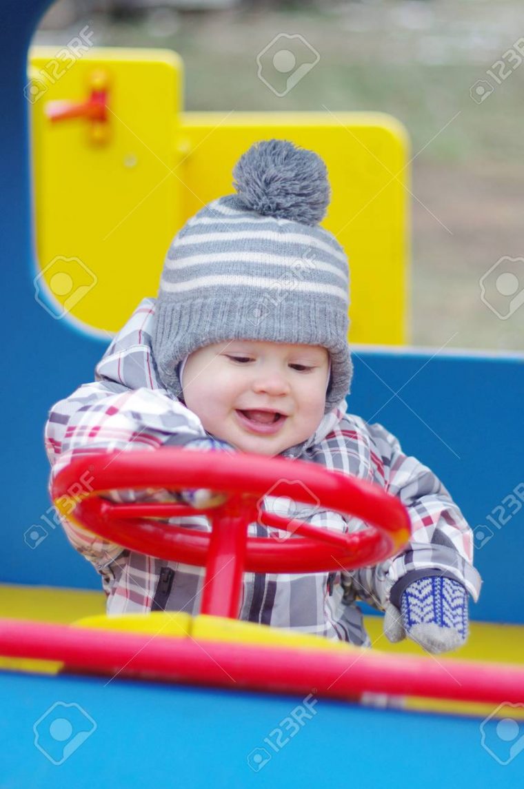 Sourire Bébé Âgé De 1 Année Voiture Sur Aire De Jeux destiné Jeux Voiture Bebe