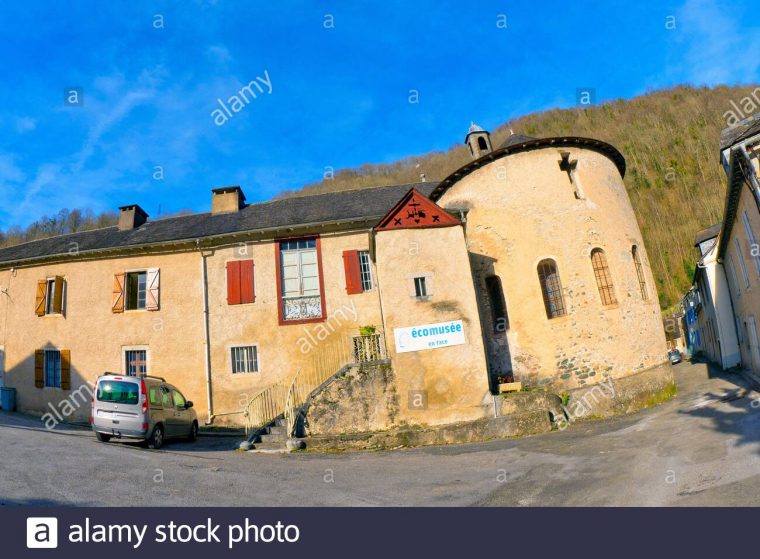 Street Scene, Typical Architecture, Village Of Sarrance à Nouvelle Region France