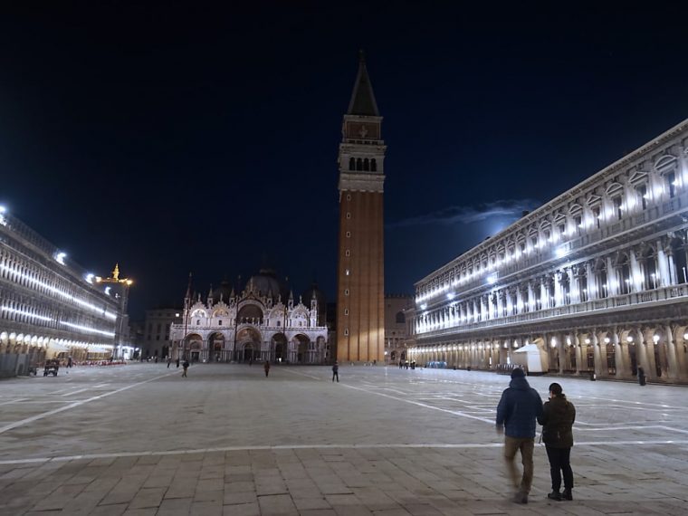 Supermarchés De Nuit Pris D'assaut En Italie | Lfm La Radio concernant Prohibé Mots Fléchés