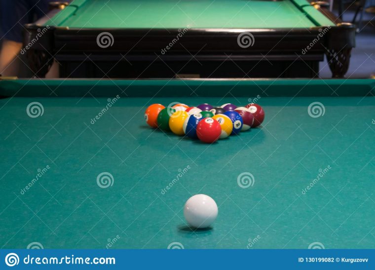 Sur La Table De Billard Verte, Le Début Du Jeu, Les Boules tout Jeux De Biyare