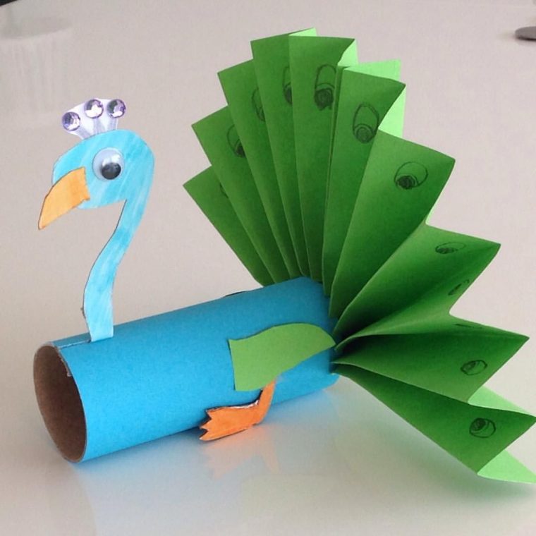 T Voici Le Paon En Rouleau De Papier Toilette ! #bricolage destiné Activité Manuelle En Papier